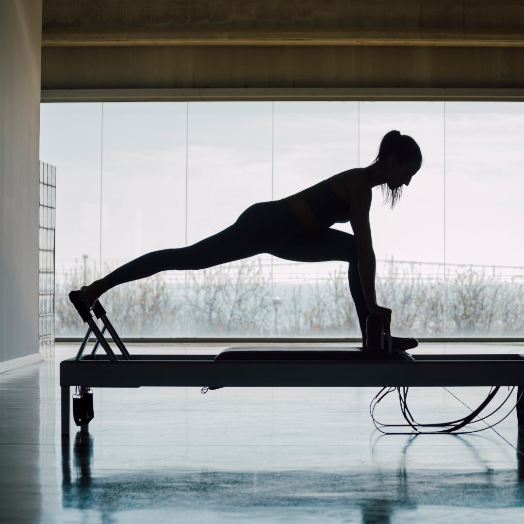 ジョセフ・ピラティスが負傷兵にリハビリ運動を指導する