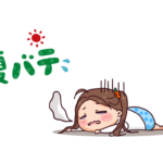 夏バテでぐったりしている女性のイラスト。暑さに疲れ、地面にうつ伏せで寝転んでいる。